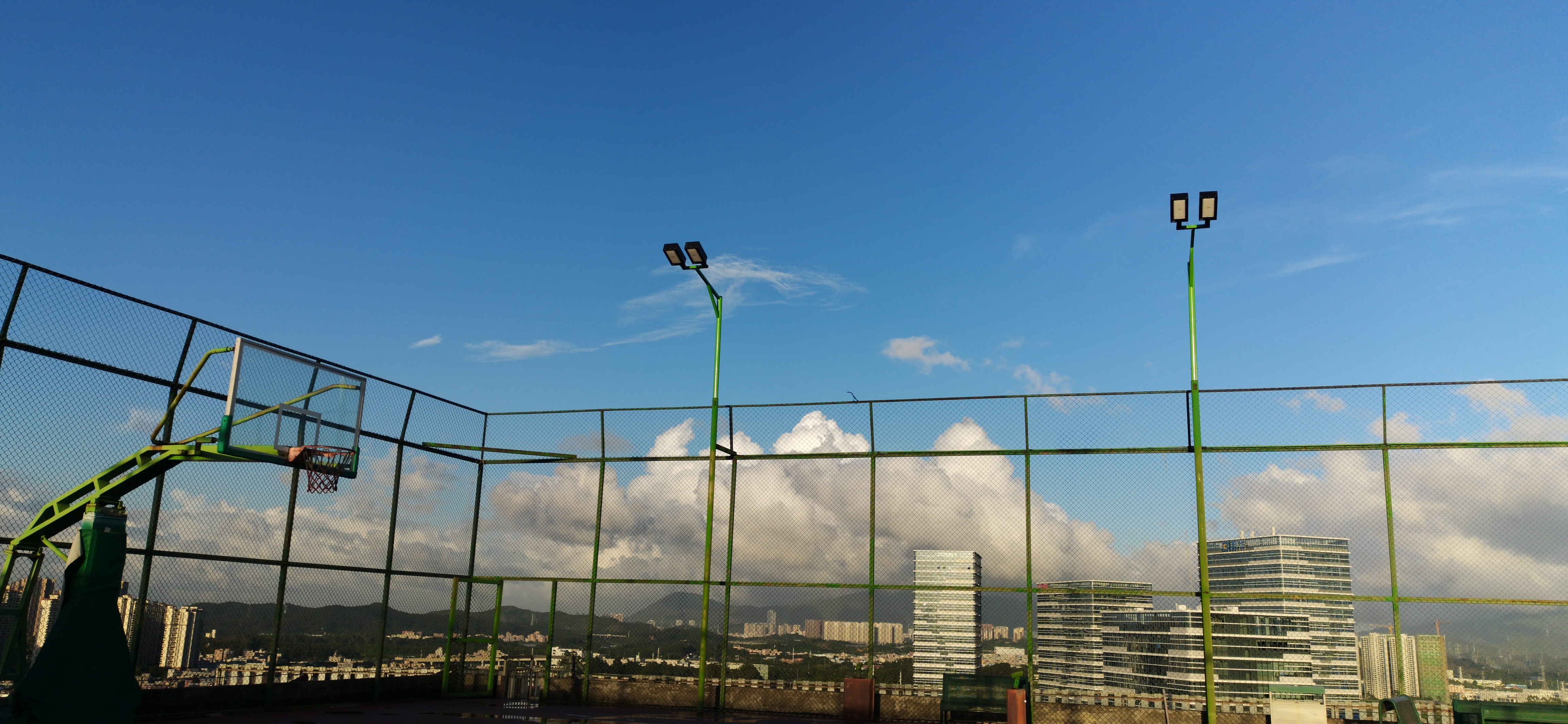 在深圳，惟亚蒂又一天台篮球场灯光项目顺利完工，球友：大大的赞