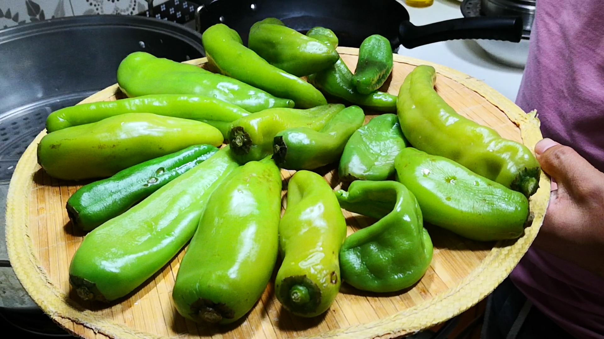 尖辣椒放在锅里蒸一蒸,辣椒放锅里蒸一蒸