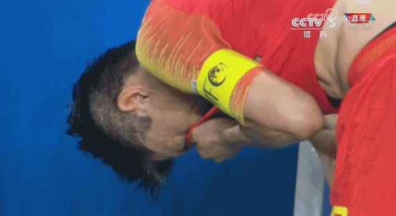 这位39岁国足老将哭的那一瞬间,多少球迷为之流泪,他真的尽力了