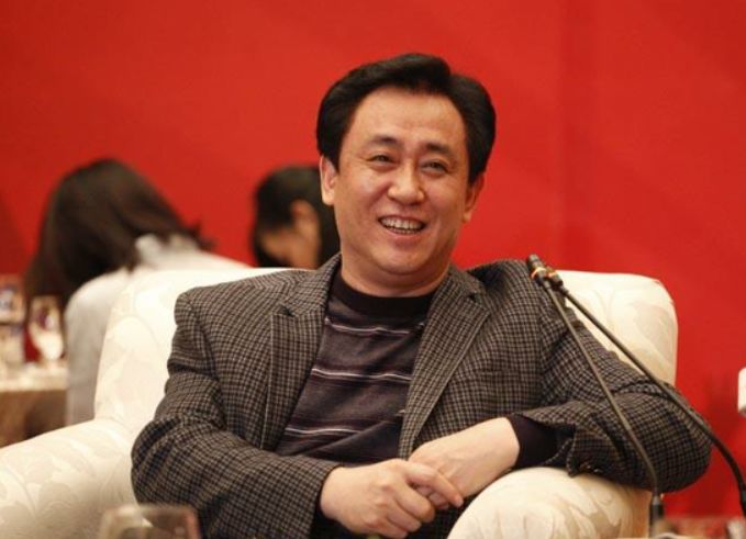 首富许家印携妻子返乡,首富许家印陪96岁父亲