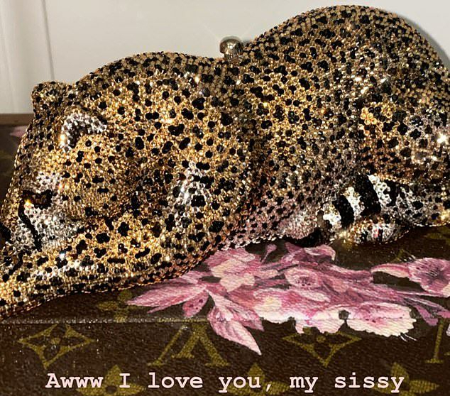 卡戴珊送妈妈生日礼物,卡戴珊送给瓦妮莎礼物