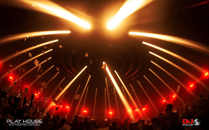 他拍下成都夜店的“纸醉金迷”，都市男女们在这里挥金如土