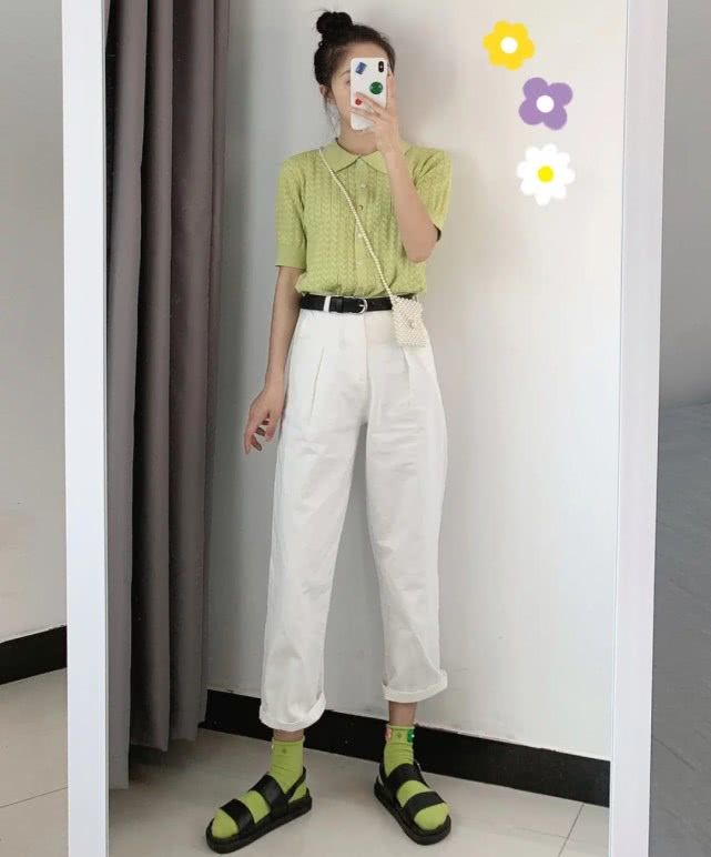 女生夏季穿搭简约休闲风学生党,简单清爽的穿搭才是夏季的主流