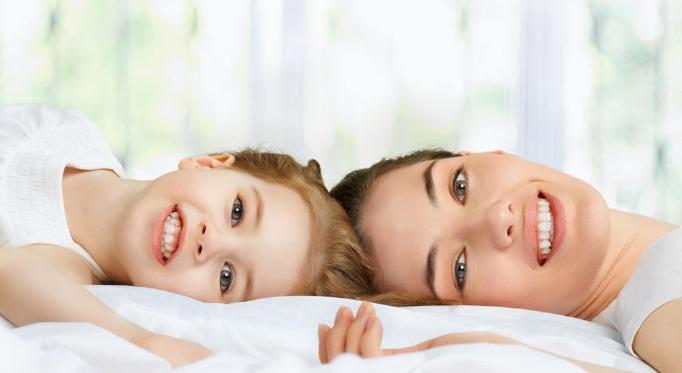 孩子粘妈妈应该怎么和孩子沟通,如何解决孩子过分黏妈妈