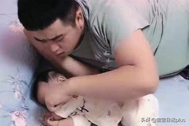 爸爸带娃犯困宝宝翻身没察觉,爸爸午睡惊醒以为宝宝窒息