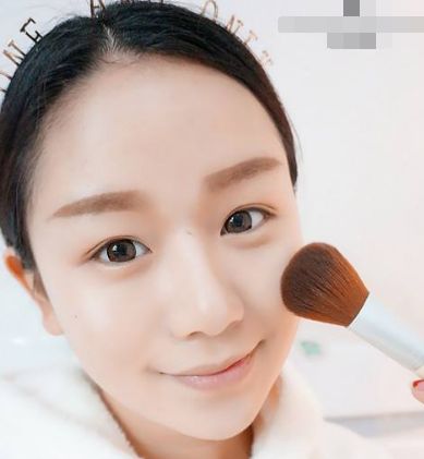 散粉刷定妆容易斑驳,散粉补妆的正确使用方法图解