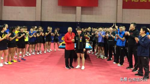 刘国梁带地主家的傻儿子图片,刘国梁给孩子买礼物