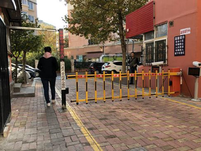 住老小区没有车位怎么解决,外来车辆乱停小区