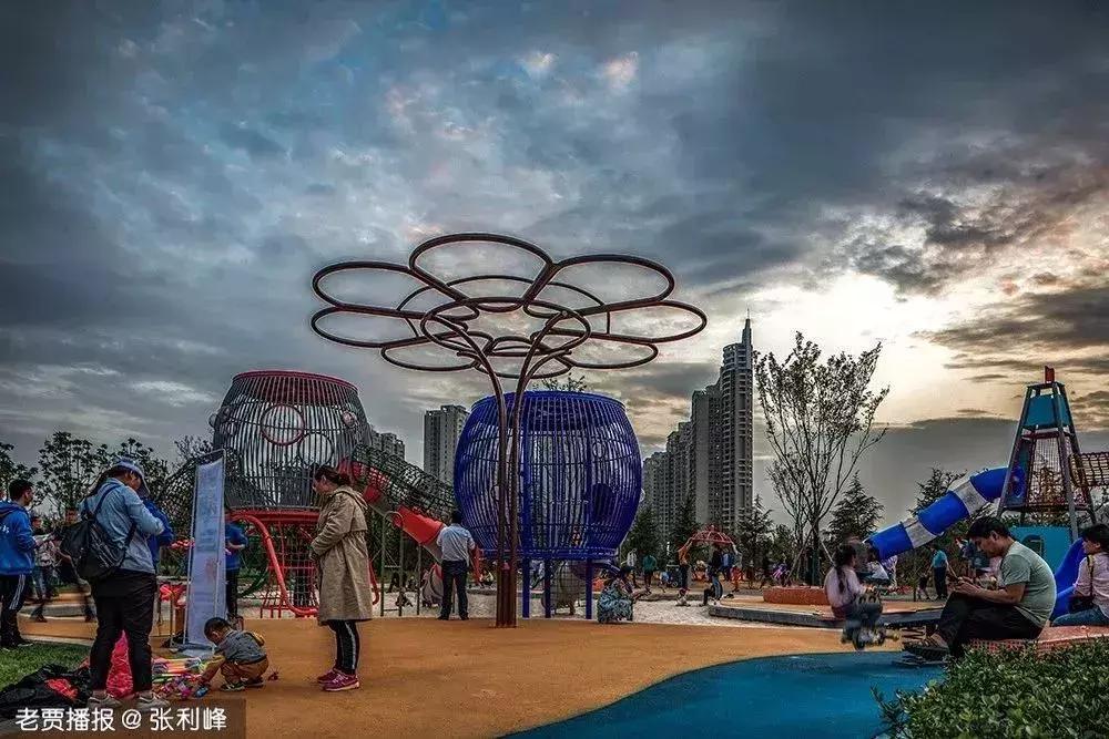 哪个公园好玩又免费又滑滑梯,半圆滑梯攀岩公园