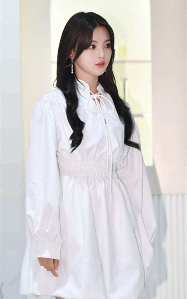 杨超越在韩媒生图下翻车了，娃娃裙穿出“孕妇装”效果，不忍直视