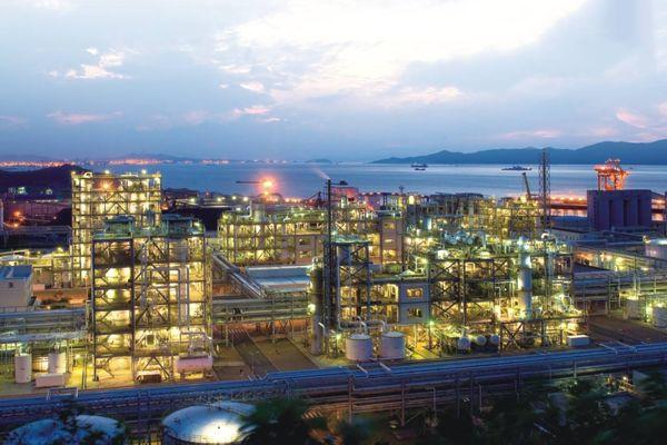 37年他死磕一件事，把皮革厂干成世界化工龙头，每天净赚三千万