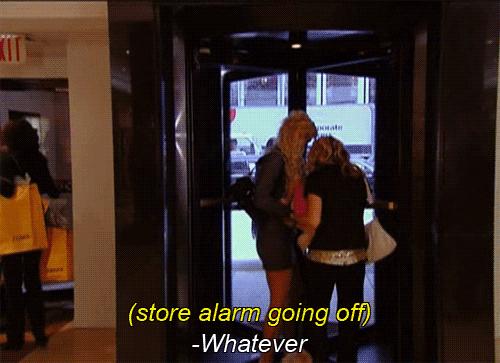 名媛卡戴珊,卡戴珊给希尔顿拎包照片