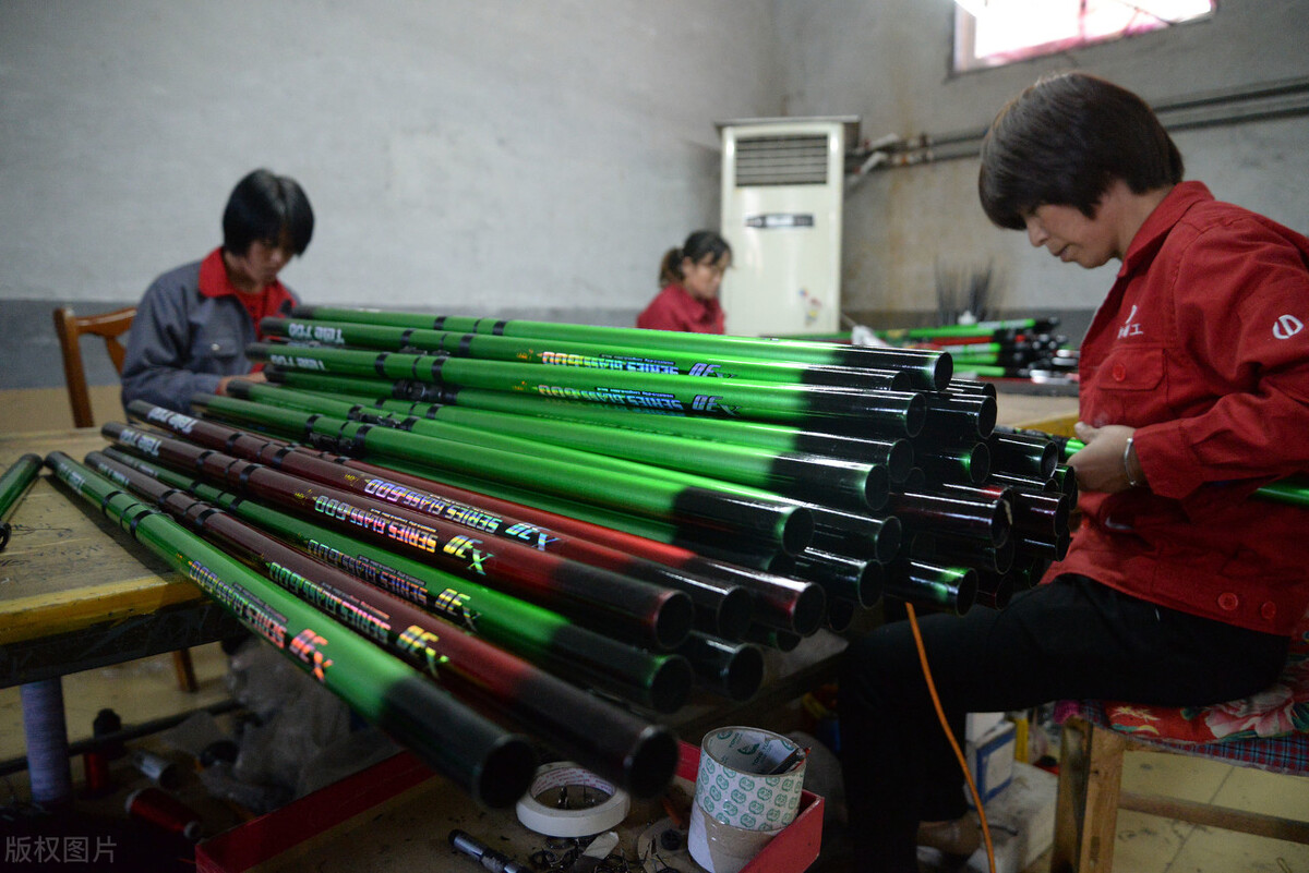 天气转凉钓鱼应该钓深还是钓浅,野钓选什么样强度的竿