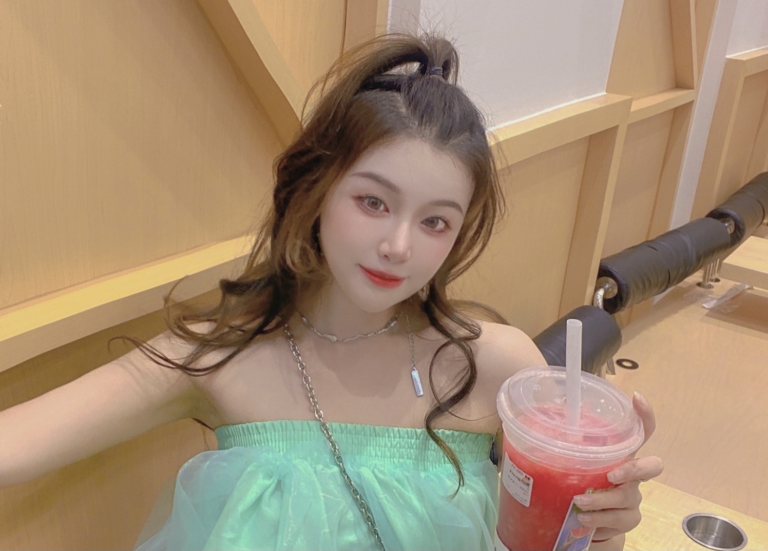 网红猫猫子直播自杀的原因揪心！因网友怂恿才逞强喝下农药