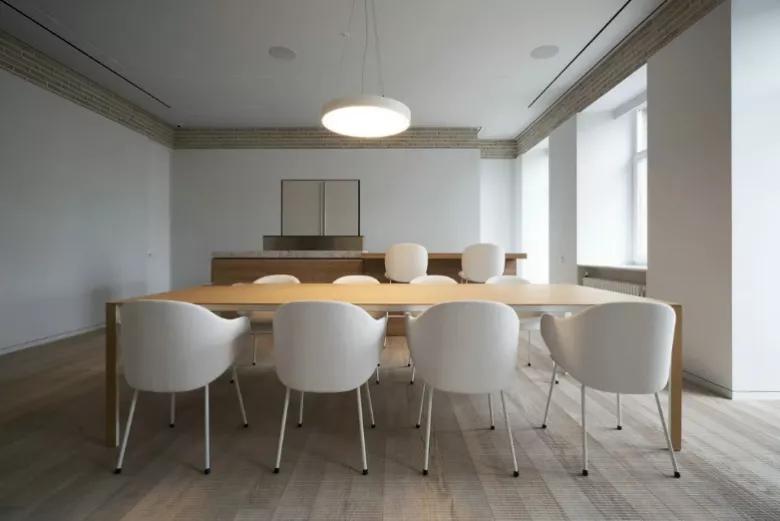 实木餐桌怎么买便宜又好用,实木餐桌的优点和缺点