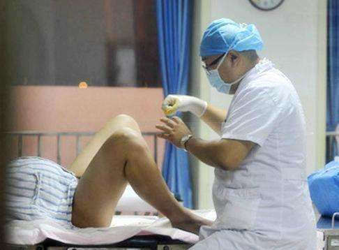 临产孕妇被男医生内检，孕妇老公想不开，有轻生念头，你怎么看？