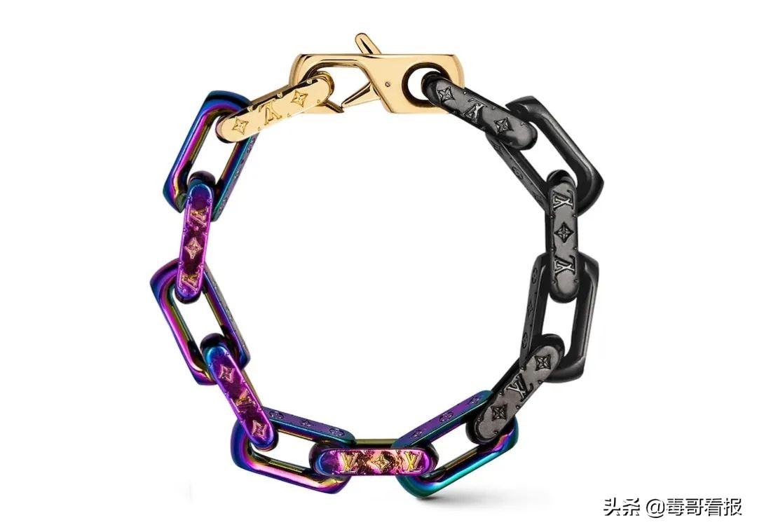 简约的首饰往往是穿搭的必杀技,首饰穿搭