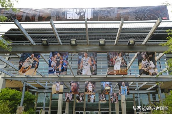 马努拥抱波波,马努最后一场波波维奇叫马努上场