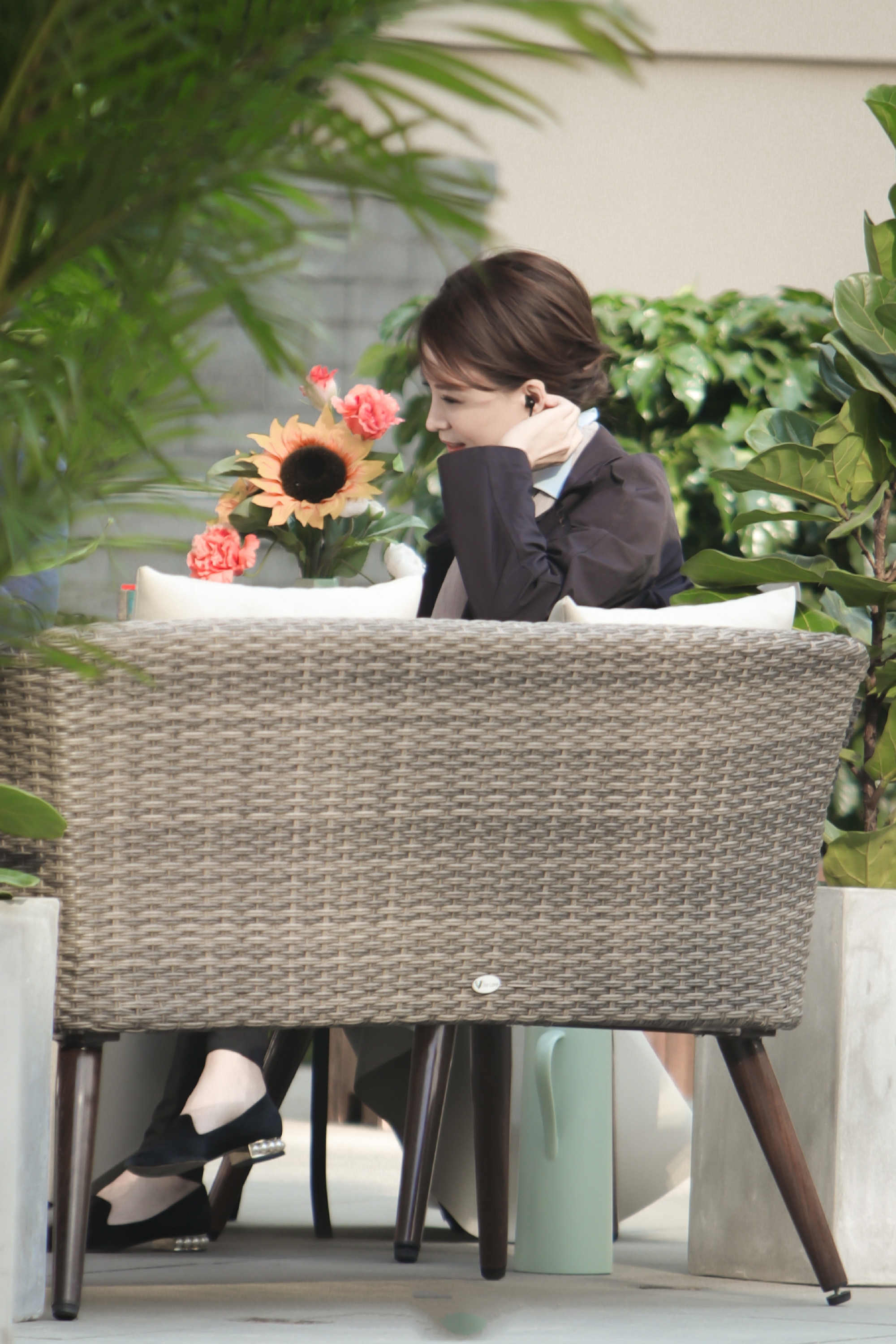 董卿复古短裙现身,董卿跟记者打招呼