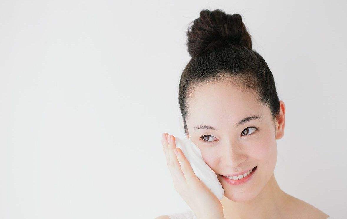 用盐洗脸的好处是什么,洗脸放点盐有什么好处