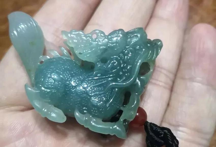 翡翠油青种与飘蓝花的区别是什么,油青种翡翠和蓝水翡翠的区别