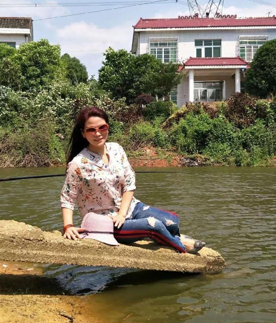 大妈旅游姿势大全,中国大妈一道靓丽的风景线