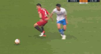 中超废人式铲球,中超联赛出现两废人动作