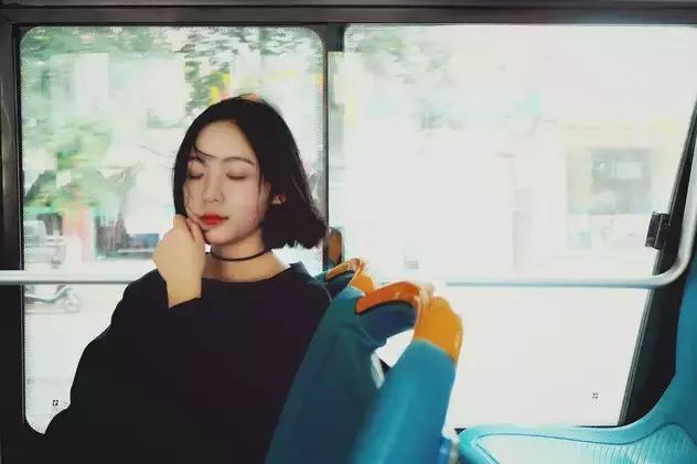 50-60岁秋景拍照摆姿,40至50岁拍照如何摆姿