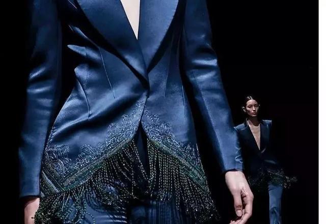 ep雅莹走秀2019,ep雅莹黑裙子