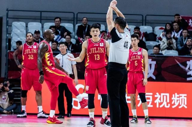 直追NBA！浙江主场大胜吉林，啦啦队美女比吴前还要受关注