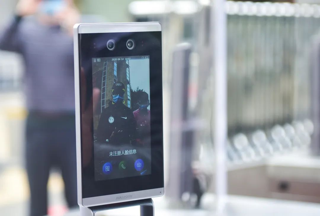 番禺｜番禺仲元中学返校师生已完成核酸检测，校门装有人脸识别装置和红外线测温仪