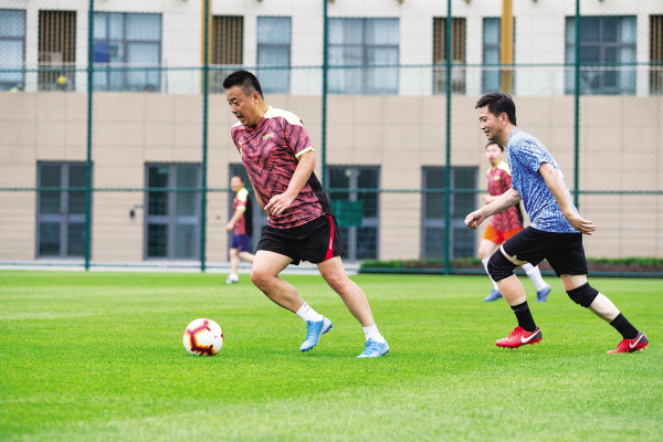 喜迎中超联赛展示球迷风采，迷超联赛在大连人足球青训基地开幕