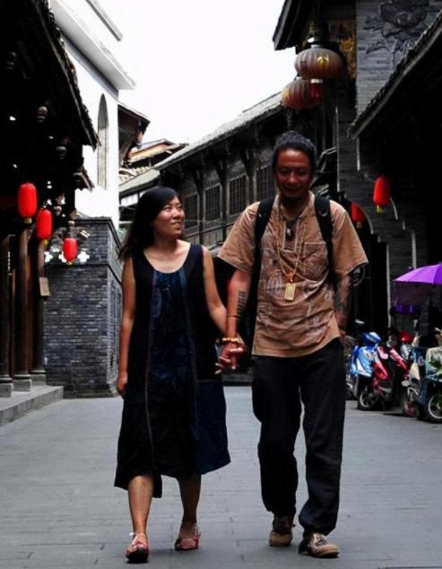 写辞职信“世界那么大，我想去看看”的老师回来了，成脱口秀主播