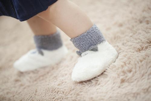小孩光脚不穿袜子训练,孩子不爱穿袜子如何教育