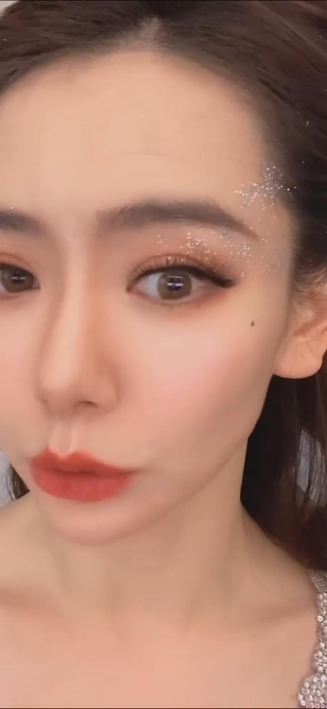 亮片眼妆带钻,戚薇绿色眼影妆容教程