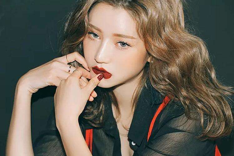 口红推荐涂上非常滋润非常光滑,再贵的口红涂了质感也不好