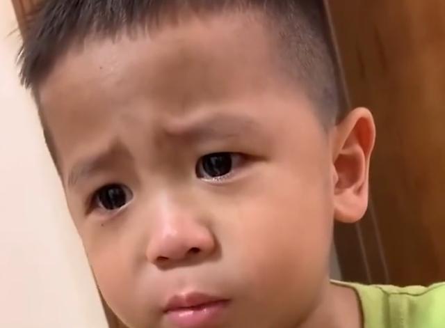 广东萌娃理直气壮跟爸爸吵架视频,萌娃惹妈妈生气躲进墙缝