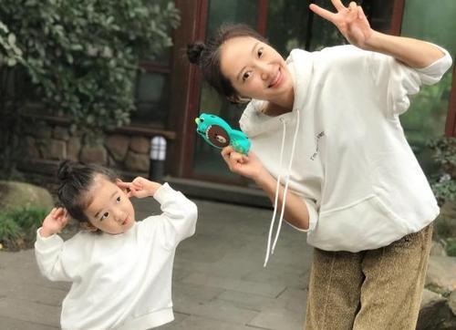 她18岁出道20岁成名却在22岁嫁人,她为了追星考上中戏