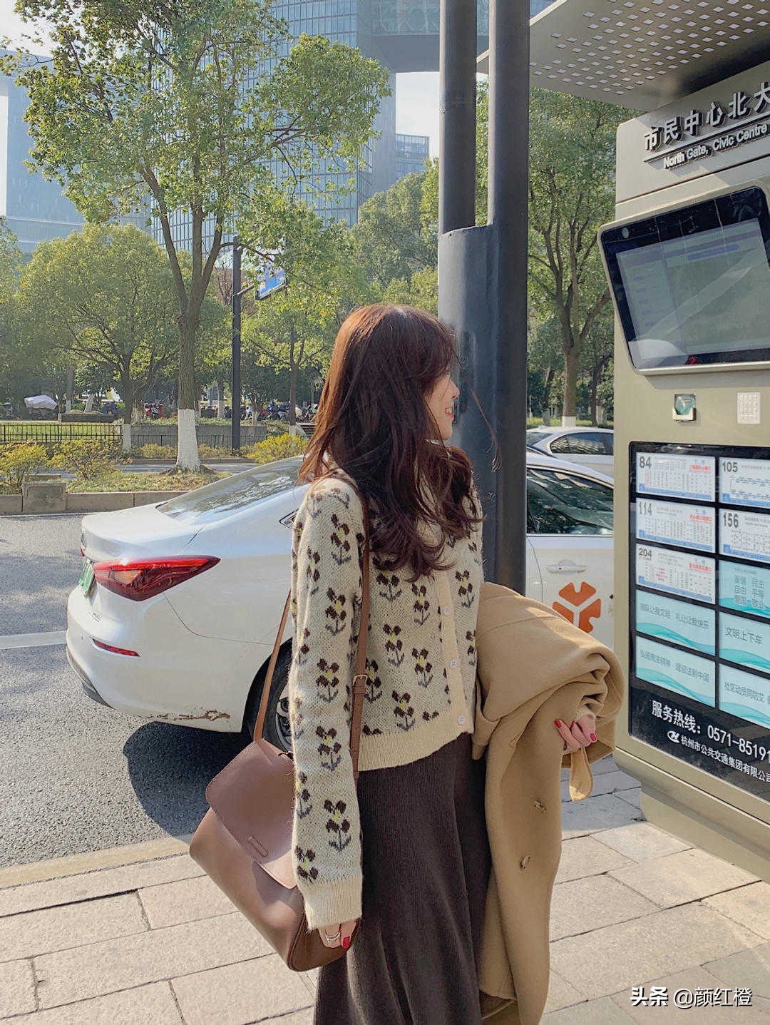 棕色大衣和蓝色牛仔裤搭配吗,冬季深棕色大衣穿什么裤子