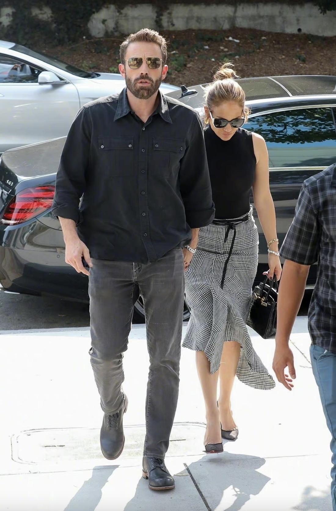 49岁大本与52岁女友甜蜜逛街，2人脸上都没皱纹，网友：太般配了