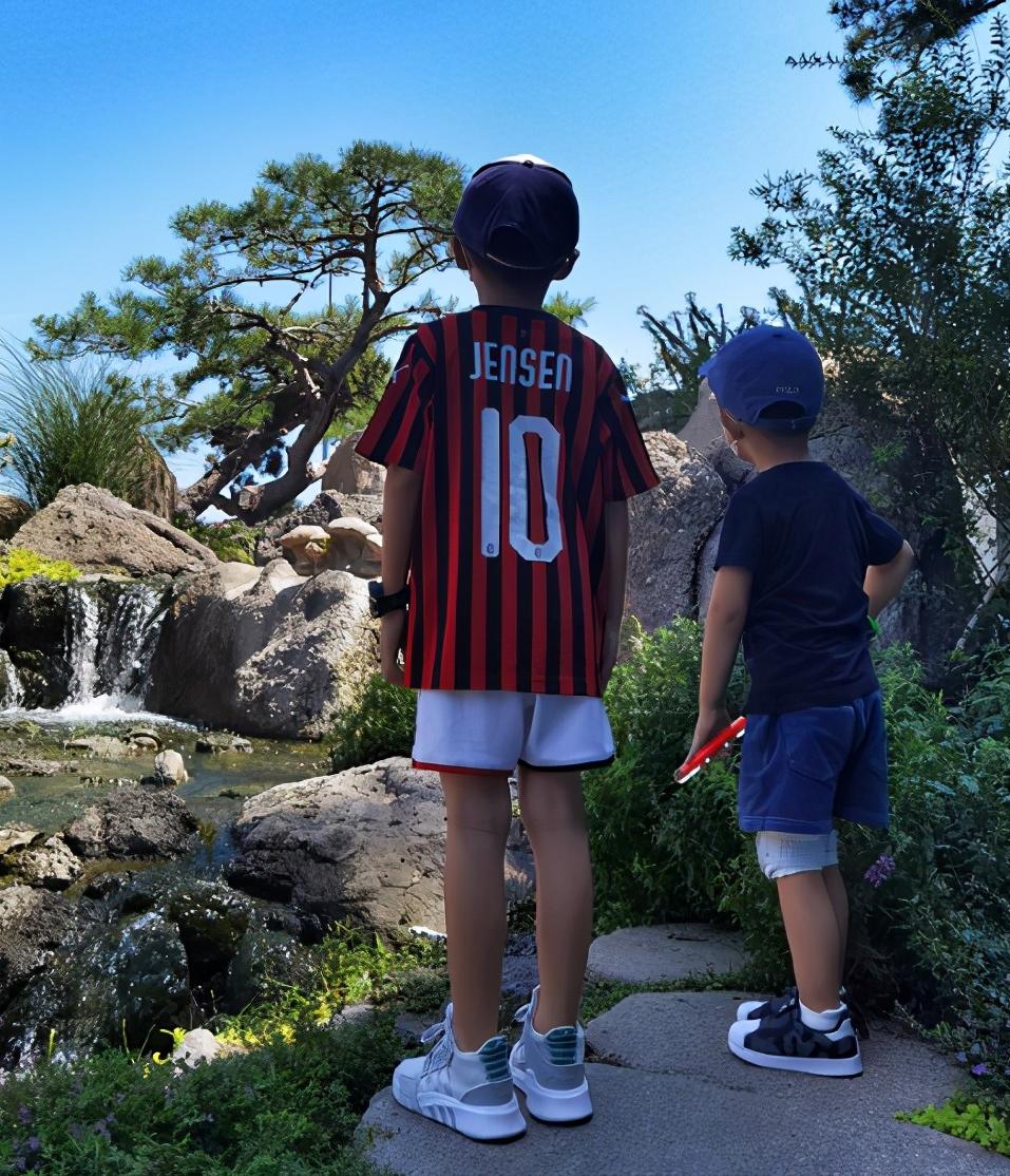 靳东晒照为儿庆生,靳东为3岁儿子庆生