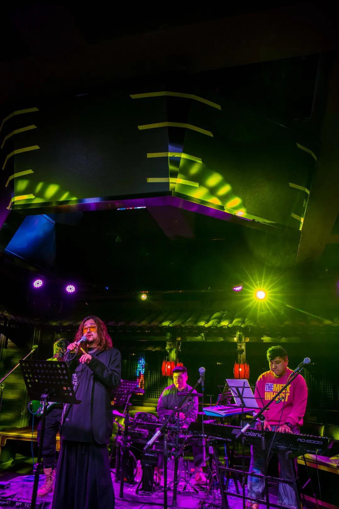 再也不用飞成都了！明星都超爱的贰麻酒馆青岛盛大开业