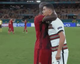 赛后卢卡库德布劳内,卢卡库赛后抱梅西