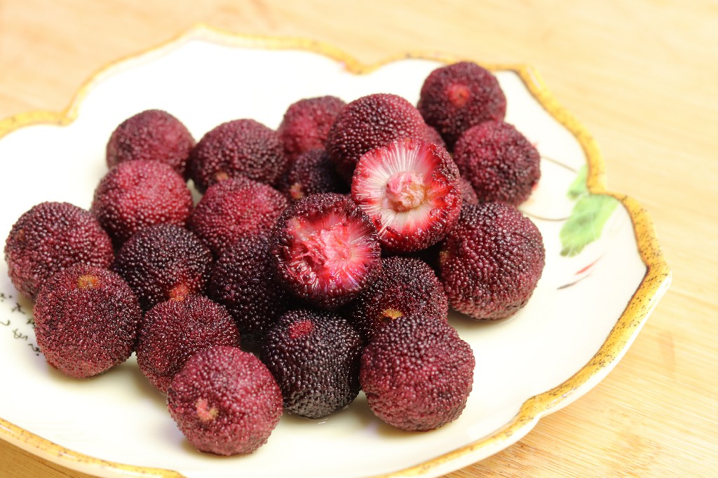 杨梅用盐水泡会有虫子爬出来吗,杨梅用盐水泡出虫子还可以吃吗