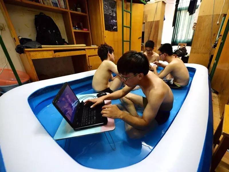 大学生宿舍玩手机被老师发现,大学生躺在宿舍架子上玩手机