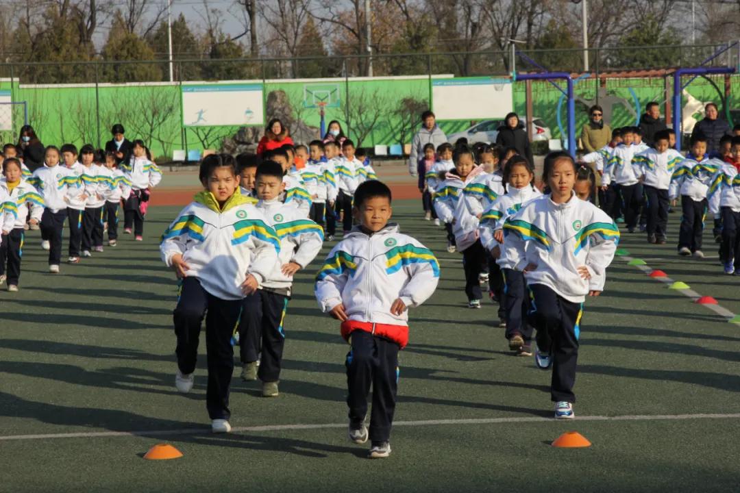 寒冷的冬夜挡不住奔跑脚步,寒冷挡不住小朋友的运动热情