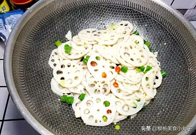 莲藕熬汤怎样不让莲藕变黑,莲藕排骨汤怎么让莲藕不变黑