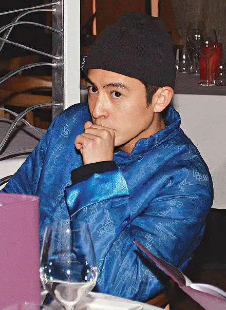 陈冠希同款白丝绸低帮 (陈冠希蓝丝绸配什么裤子)