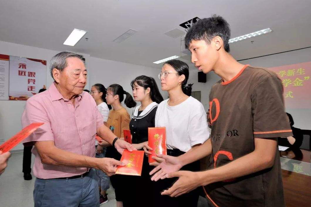 大学拿奖学金会被孤立吗,大一能申请学校奖学金吗