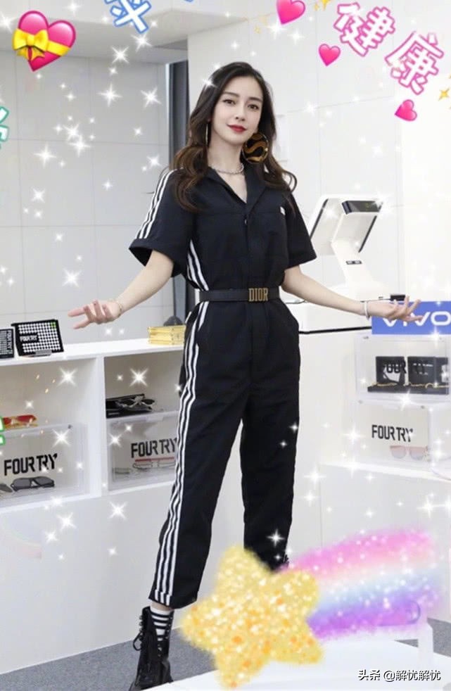 真是服了杨颖，穿“死亡白袜”和小孩踢足球，腿却跟小孩的一样细